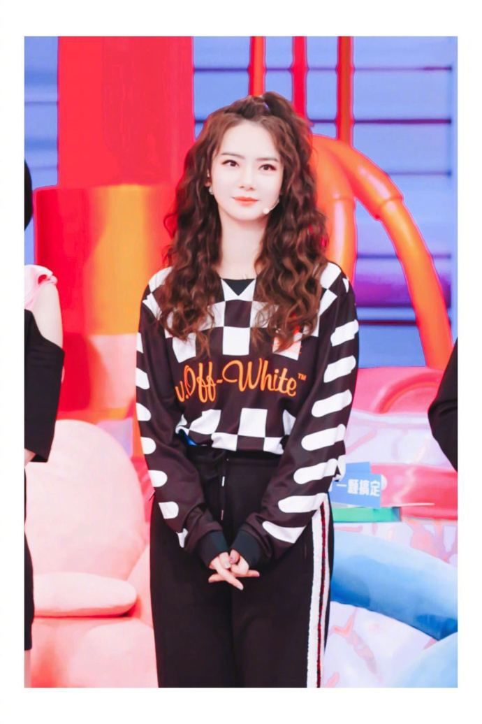 戚薇休闲运动装俏丽可人 丸子头发型少女感足似大学生