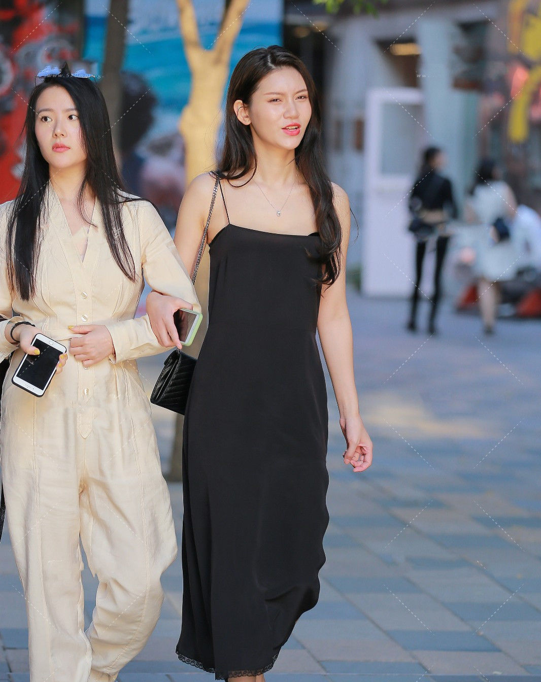 『感觉』路人街拍:美女厉害了,不仅身材婀娜又长得好看,穿搭更是时尚!