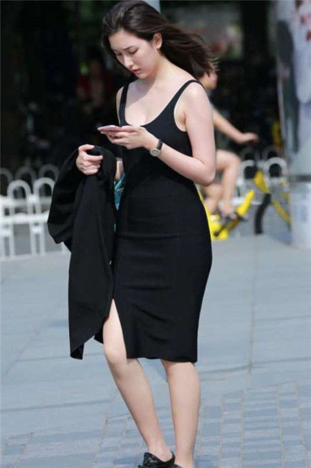 『气质』街拍:身穿黑色紧身背心的气质美女,飘逸长发,尽显成熟女人味