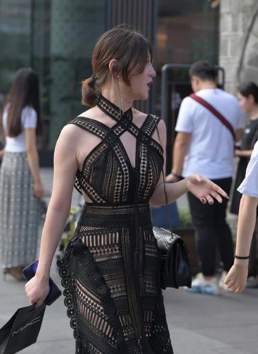  『拥有』街拍追求不同风格的美，露背裙你值得拥有