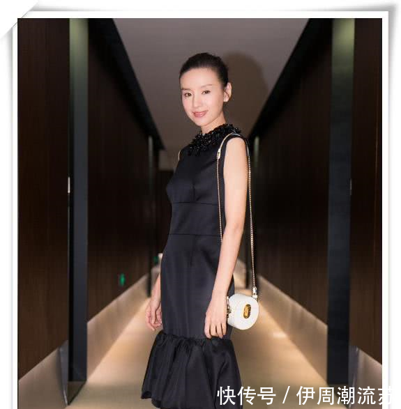 董洁这穿谁的衬衫80斤体重穿成了金刚芭比，网友丑出新高度！