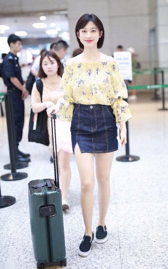 张俪裙子买错码了？竟要在裙上剪个口才能走路，却意外有个性！