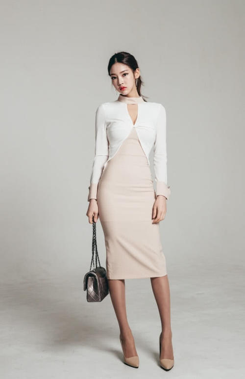 娴静温婉的气质美女,优雅套裙显大气OL风,举手投足间魅力四射