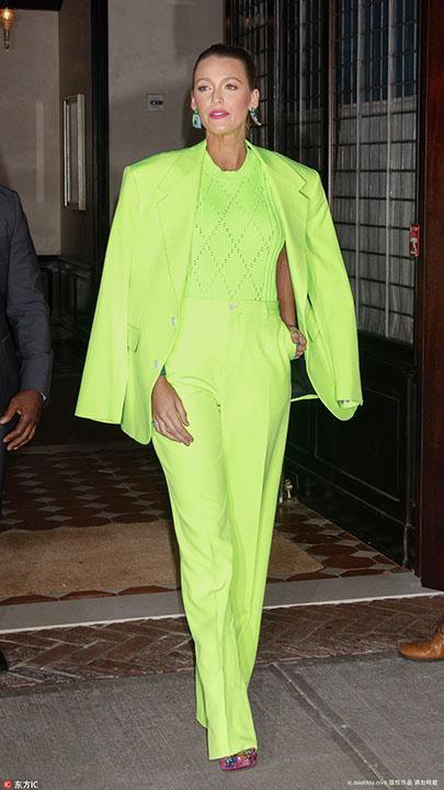 难穿系数十级的荧光色当内搭穿就很时髦了