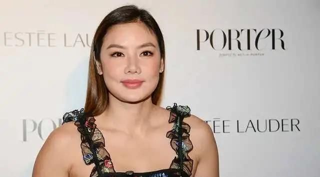 『凹凸感』乐基儿超级敢穿,吊带连衣裙身材凹凸感十足,凸显少女甜美气质