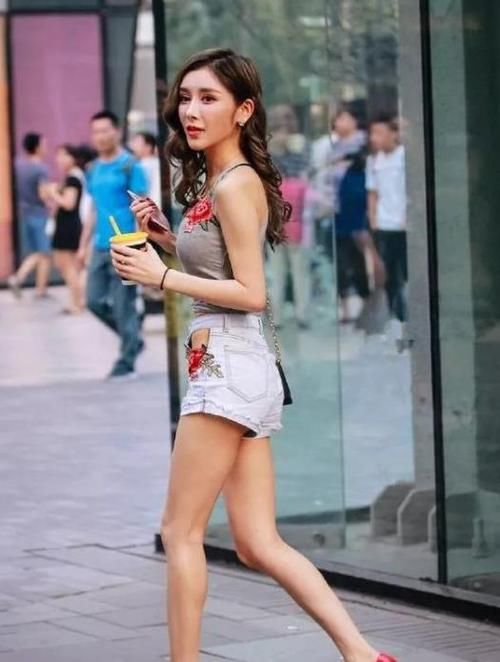  「时尚」潮范儿女神来了，街拍：弱骨纤形的小姐姐，一件灰色背心配牛仔短裤，青春活力气质