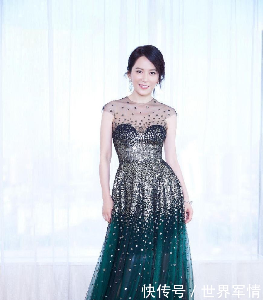 俞飞鸿红色皮衣“真空上阵”，表情高冷，网友：禁欲系女神