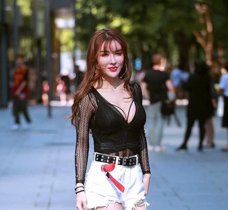 街拍:落落大方的笑容,衬托出她女王的气质,真是女人味十足!