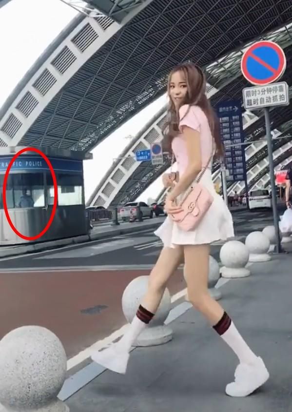 抖音美女大秀“袜子舞”，甩出黑色领域太抢眼，连警察都看楞了！