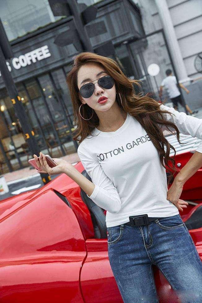 紧身裤展现动人身姿,名媛气息十足,性感迷人衬托魅力