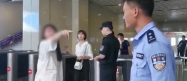 带过量防晒喷雾进站被拦 女乘客大闹车站：不会免费给你们的