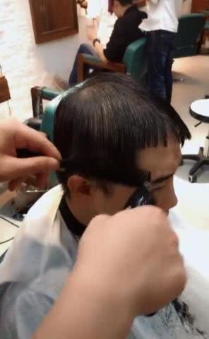 头发很少的大叔想剪个新发型，剪完之后年轻十岁居然还撞脸王思聪