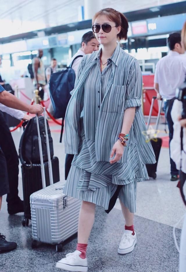 脸小身子大，蒋欣这身打扮是无法显瘦了，骨架大根本不是理由!