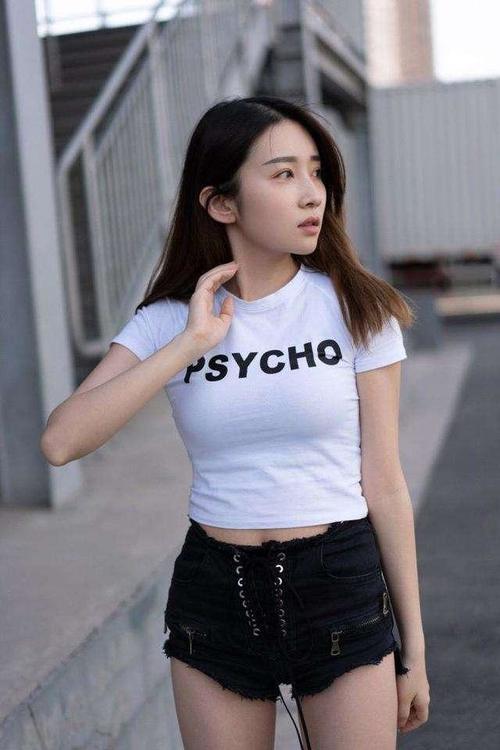 街拍：美女白色露脐紧身T恤性感十足，小蛮腰完美展现，可爱极了