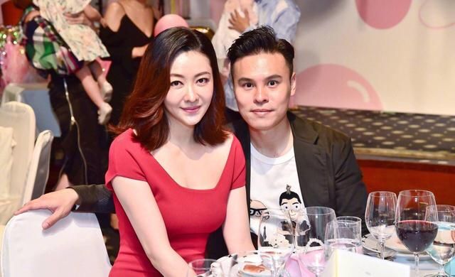 熊黛林一袭红色连衣裙，尽显好身材，让人刮目相看！