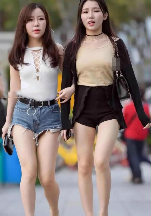 街拍：清新可爱甜美的小姐姐，穿着时尚显曼妙的身姿！