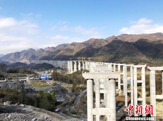 贵州高速公路最长的特大桥主跨成功合龙