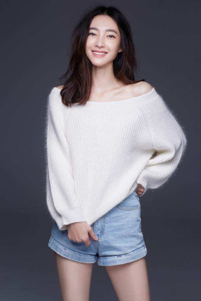 张天爱真够拼的! 穿的蕾丝肚兜快掉还浑然不知 这样的尺寸谁来管