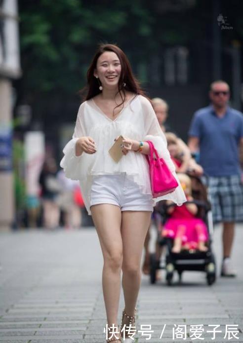 『 露脐装』修饰完美身形,尽显熟女韵味,街拍:露脐装搭配格纹长裤
