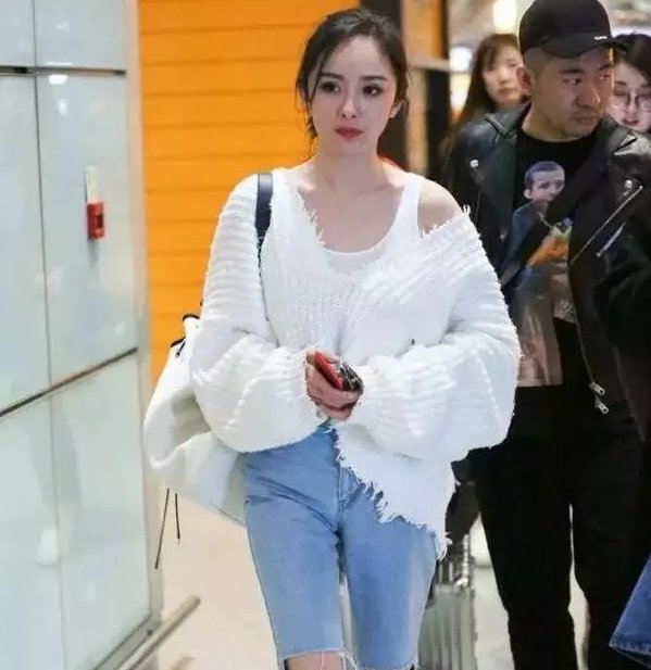 杨幂不走寻常路，裤子衣服都烂的很彻底!网友:真想把下半截剪掉