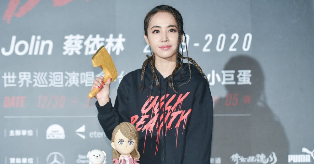 『 配亮』长筒靴穿到大腿，配亮钻短裤渔网袜性感吸睛，蔡依林这一身亮了