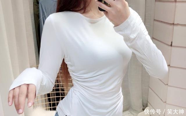 紧身牛仔裤与打底衫的打扮，展现大长腿与小蛮腰了就靠它了