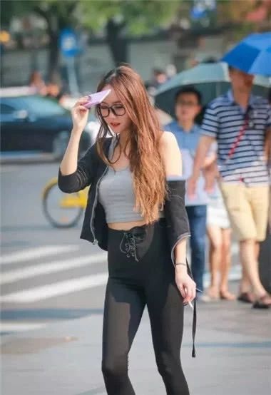 街拍紧身热裤小姐姐,运动风范姣好身材展现无遗