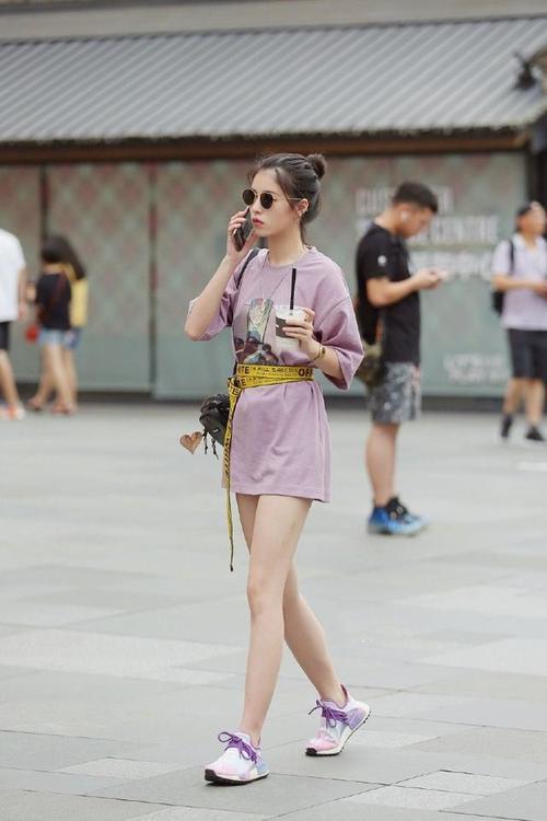 路人街拍，小姐姐职业感很足，一身穿搭很是吸人眼球