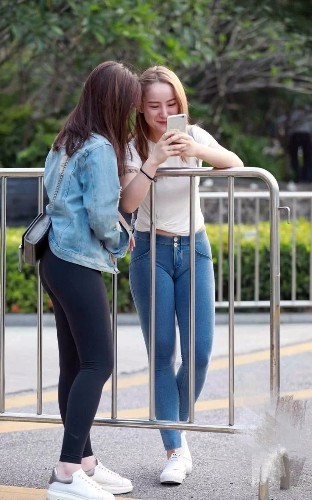 小羽街拍：俩紧身裤姐妹花，成了夏日里最美风景，美女你不热吗？