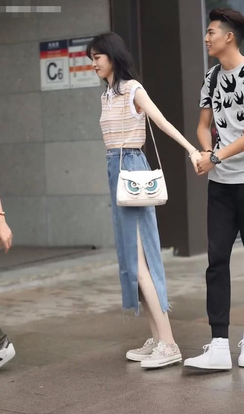  高度@姑娘腿多白？是你涂了5斤面粉都达不到的高度，看到脸我沉默了！