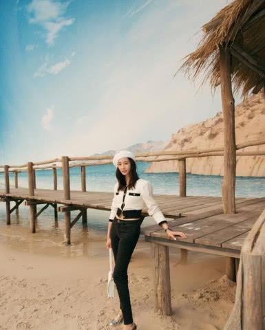 香奈儿时装周“海滩”大秀，马思纯白色丝袜实力抢镜张钧甯马甲线