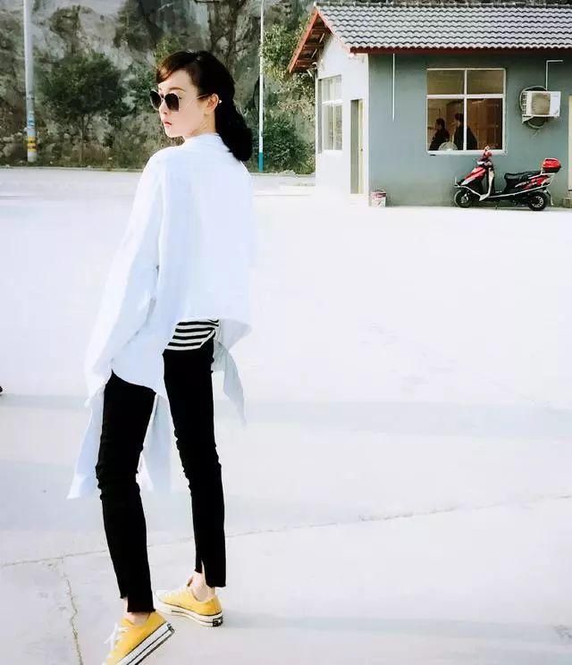 张檬百褶“扇子裙”撞衫娄艺潇，离开玻尿酸的她又美回18岁