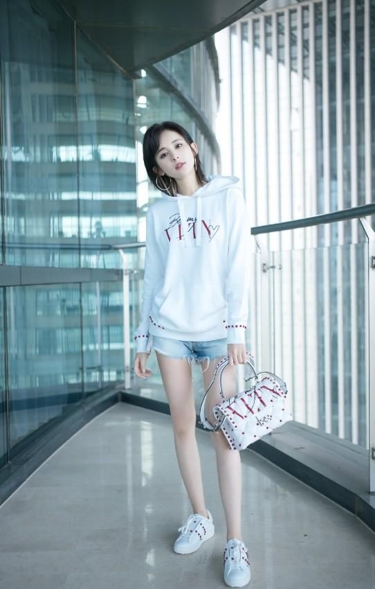 娜扎短裤秀美腿，新造型遭吐槽，网友:要这么多铆钉干啥?揍人吗