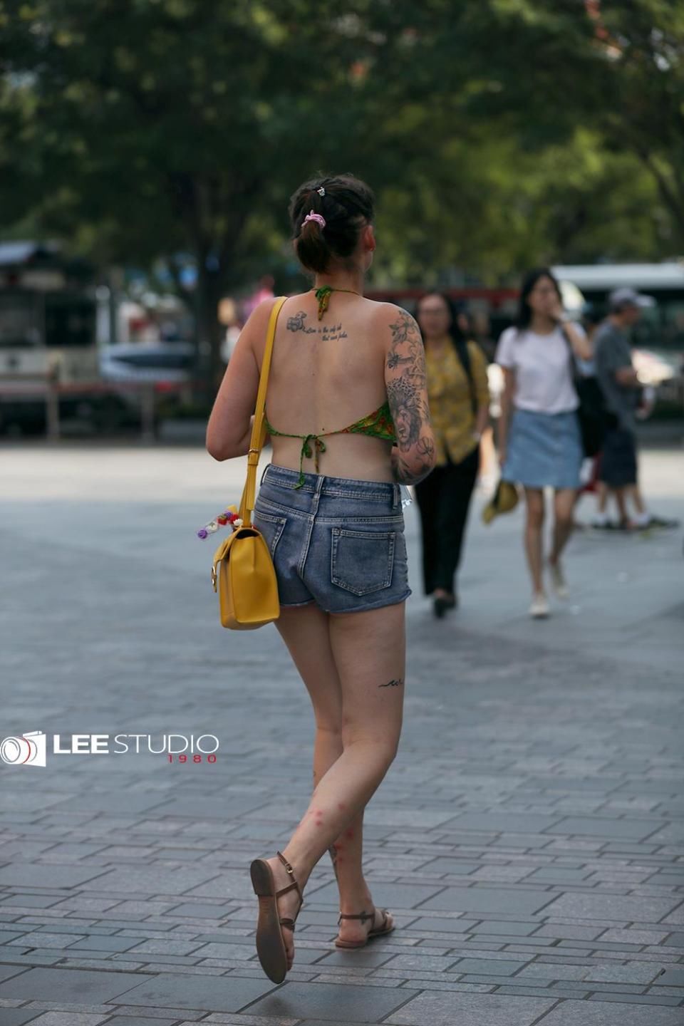 肚兜外国妹妹别样穿法