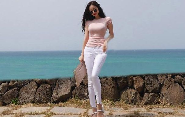 时尚街拍：动人心扉的牛仔裤姑娘，秀出高挑身材，展现青春活力！