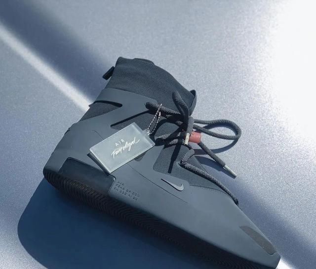  烟灰色：Nike x FOG 1「烟灰色」实物曝光！被种草的乖乖举手！