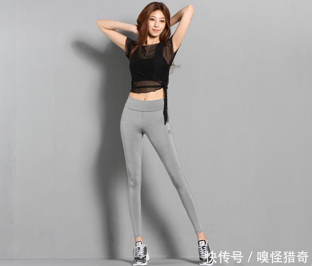 身材窈窕的打底裤美女,冷艳高贵,秀出迷人的腰身!