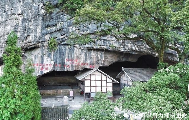 贵州大山里的一个山洞,有半个足球场大,杨虎城被关在这儿8年