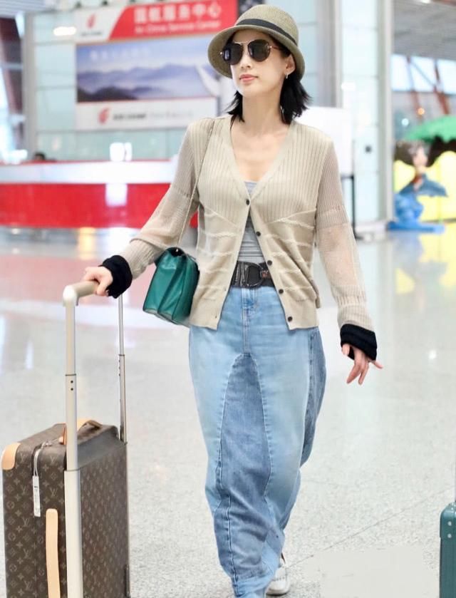 黄圣依的裙子绝了，网友:裙子有种“尿裤子”的既视感，湿的吗?