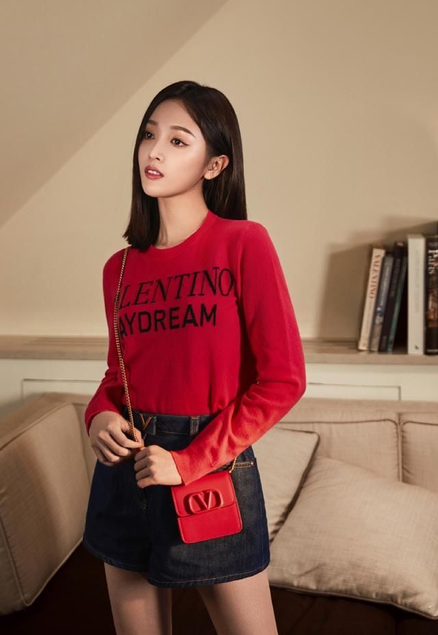  『少女』她与肖战主演《斗罗大陆》，今穿露肩毛衣配粉红发箍，娇嫩甜美