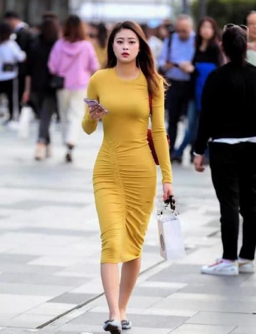  『小姐姐』街拍：身材苗条的美女，一件黄色的连衣裙，时尚唯美好身材