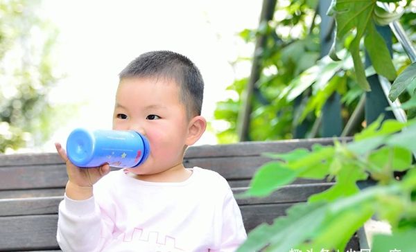 解决■新生儿宝宝需要喂水喝吗?每天应喝多少水?解决宝宝不喝水的妙招