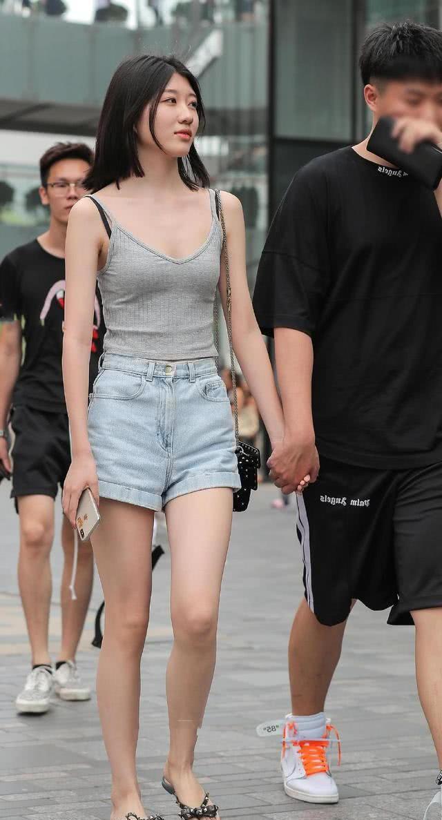炎热的夏季，这样穿热裤的小姐姐看着都清凉！