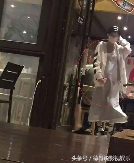 颖宝小腹隆起是错位照？工作人员辟谣，网友：说吃多了也不信！