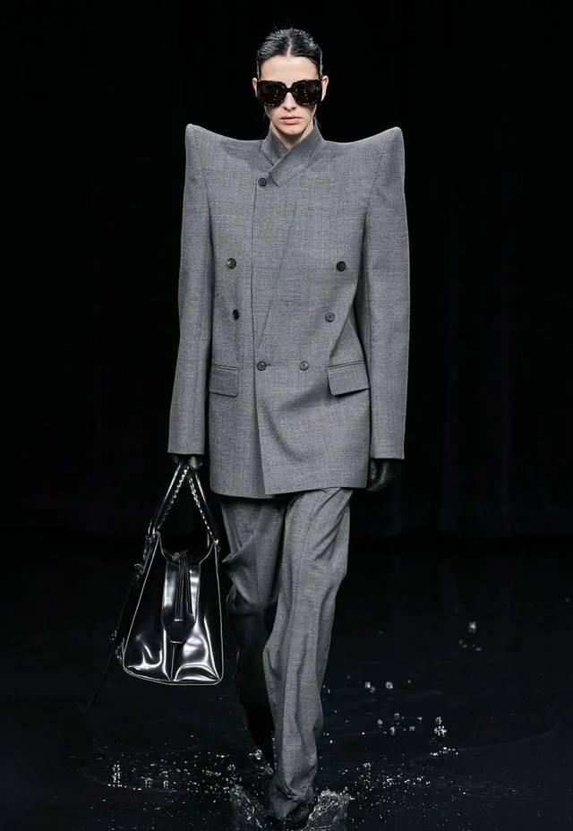  「水上」“黑色”包裹的灵魂?：巴黎世家Balenciaga的水上发布会