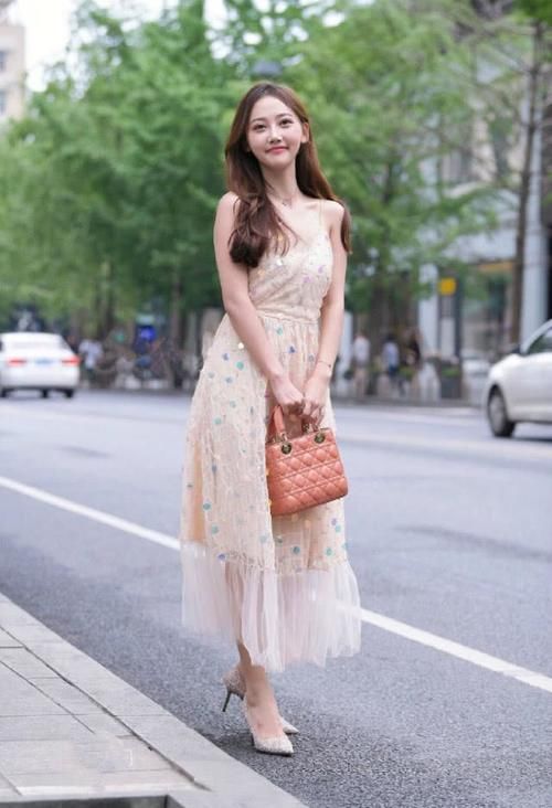  不讲道理|披肩卷发配个性“印花”长裙 甜到心坎 美得不讲道理