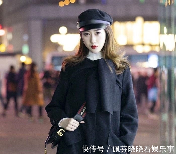  『小姐姐』街拍：优雅的白色V领雪纺衫，小姐姐穿出仙气十足的女神范