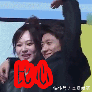 何炅穿越人群拥抱谢娜