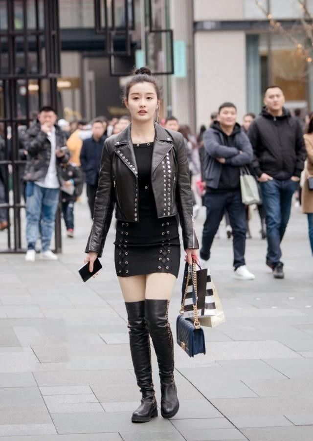  #尽显#街拍性感紧身打底裤小姐姐，尽显迷人身姿