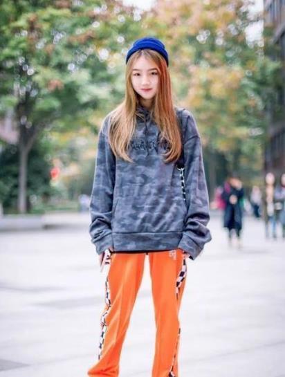 『风采』街拍:身姿婀娜的美女,身穿吊带连衣裙,尽显时尚风采